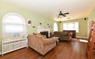 77 Floyd Pl, East Norwich, NY 11732