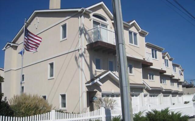 781 W Park Ave #105, Long Beach, NY 11561