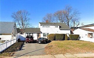 8 Albatross Rd, Levittown, NY 11756