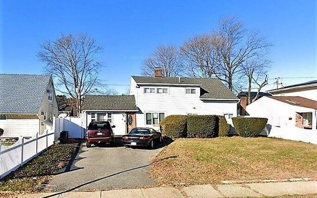8 Albatross Rd, Levittown, NY 11756 (House View)