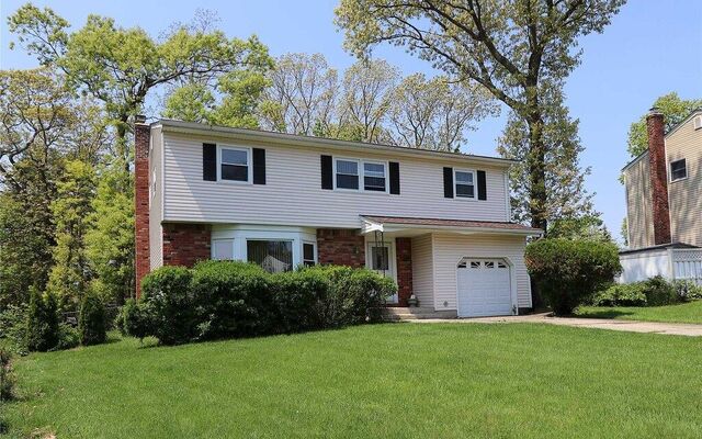 8 Bell Ct, Ronkonkoma, NY 11779