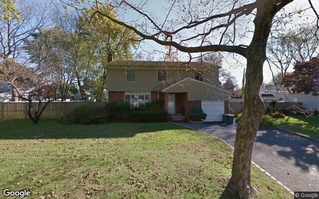 8 Caxton St, Melville, NY 11747