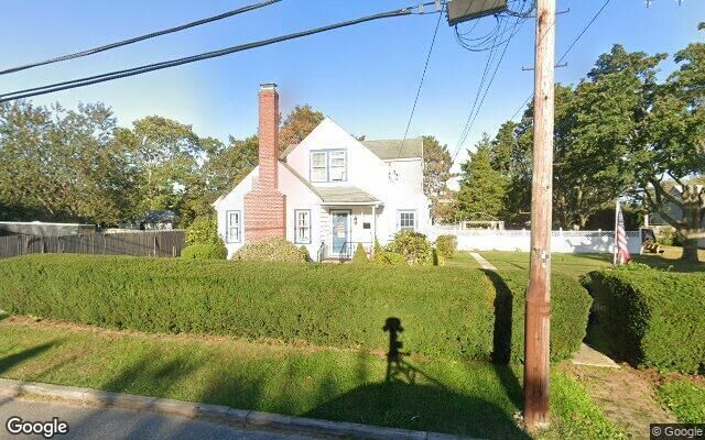 8 Dewey Pl, Bay Shore, NY 11706