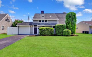 8 Dock Ln, Wantagh, NY 11793