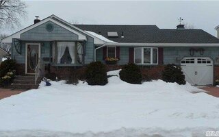 8 Ferndale Dr, Hicksville, NY 11801