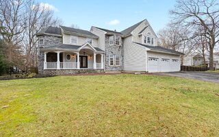 8 Graduate Ct, East Setauket, NY 11733