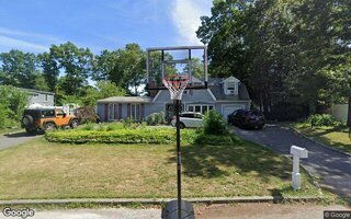 8 Halfcircle Dr, Holbrook, NY 11741