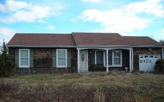 8 Hawthorne Ln, East Moriches, NY 11940