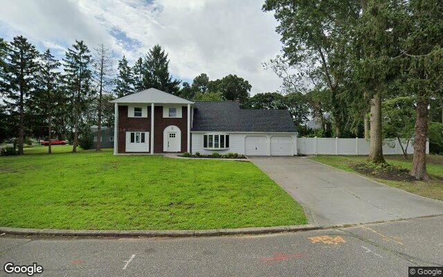 8 Hillcrest Pl, Mount Sinai, NY 11766