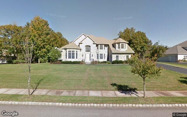 8 Hren Ct, Dix Hills, NY 11746