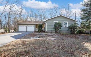8 Lambeth St, Holbrook, NY 11741