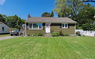 8 Laurel St, Holbrook, NY 11741