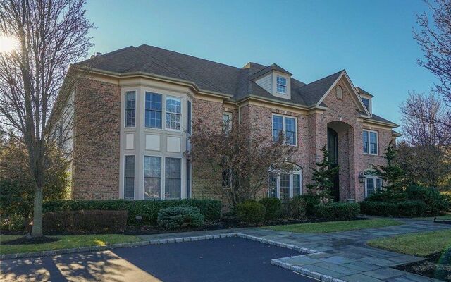 8 Legends Cir, Melville, NY 11747
