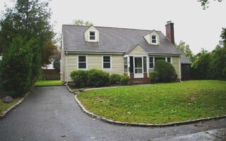 8 Lewis St, Bayville, NY 11709