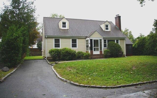 8 Lewis St, Bayville, NY 11709