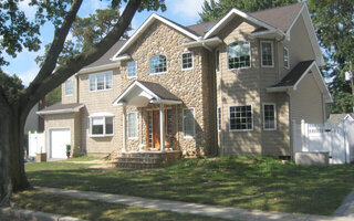 8 Mohegan Dr, Massapequa, NY 11758