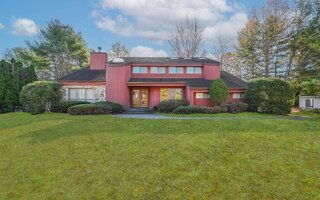 8 Mondavi Ln, East Setauket, NY 11733