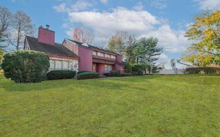 8 Mondavi Ln, East Setauket, NY 11733