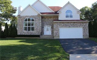 8 North St, Coram, NY 11727