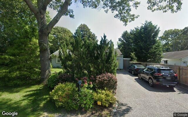 8 Oak Dr, Hampton Bays, NY 11946