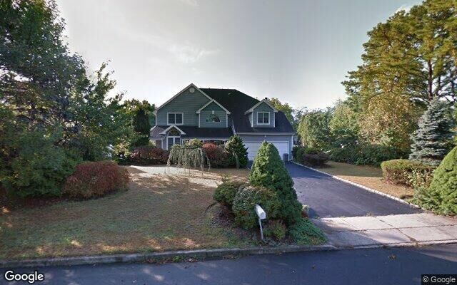 8 Pine Edge Pl, Dix Hills, NY 11746