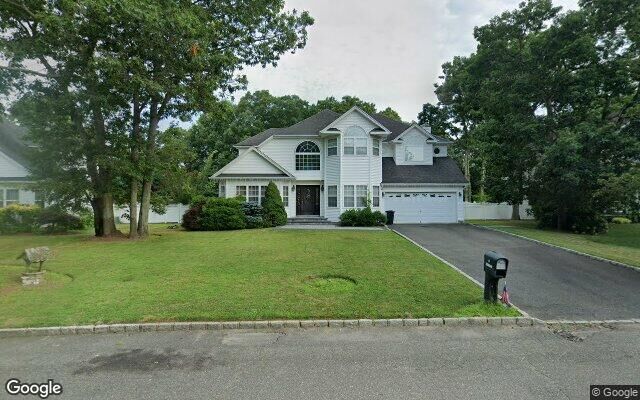 8 Raspberry Ln, Nesconset, NY 11767