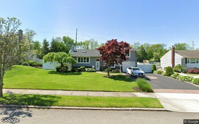 8 Regina Dr, Commack, NY 11725