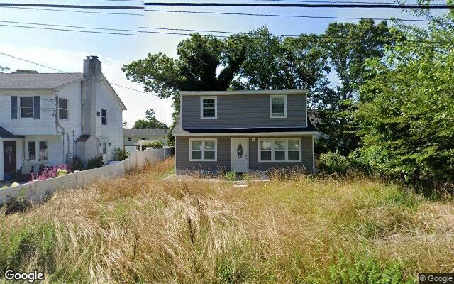 8 Robinson Dr, Shirley, NY 11967