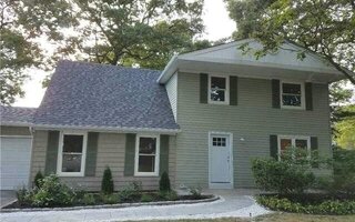 8 Sandpiper Ln, Coram, NY 11727