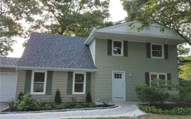 8 Sandpiper Ln, Coram, NY 11727
