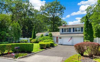 8 Sandy Ct, Lake Grove, NY 11755