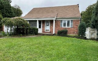 8 Terry Ct, Glen Head, NY 11545