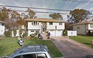 80 N Kings Ave, Lindenhurst, NY 11757