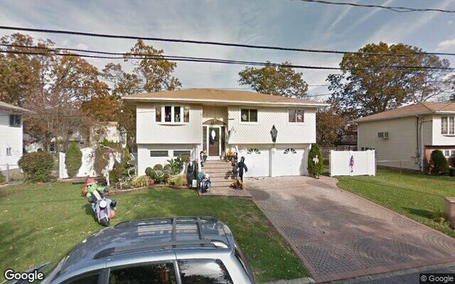 80 N Kings Ave, Lindenhurst, NY 11757