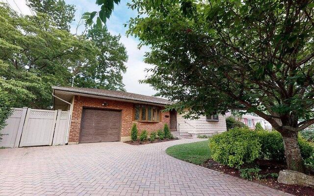 81 W 9th St, Deer Park, NY 11729