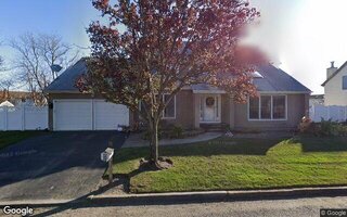 810 Anthony Dr, Lindenhurst, NY 11757