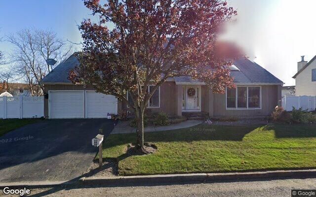 810 Anthony Dr, Lindenhurst, NY 11757