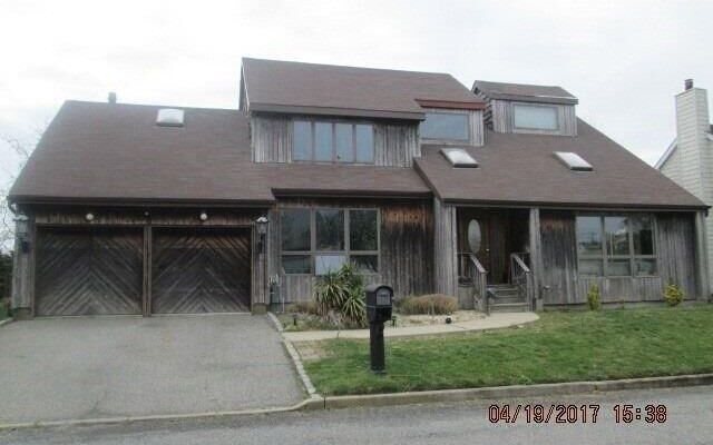 815 Anthony Dr, Lindenhurst, NY 11757
