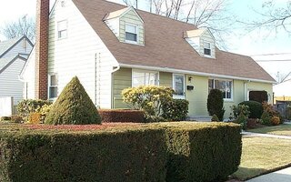82 Manor St, Plainview, NY 11803