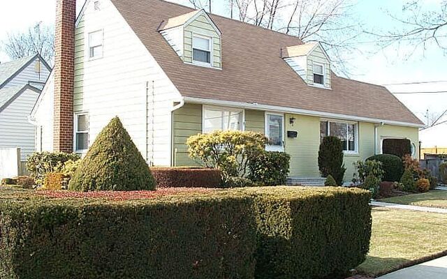 82 Manor St, Plainview, NY 11803