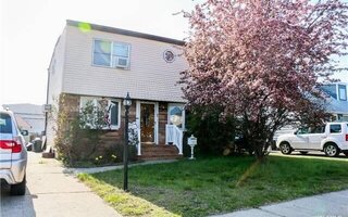 82 Moeller St, Hicksville, NY 11801