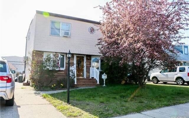 82 Moeller St, Hicksville, NY 11801