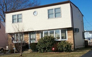 82 Moeller St, Hicksville, NY 11801