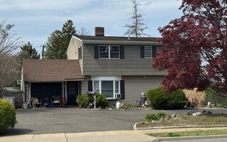 82 Scooter Ln, Hicksville, NY 11801