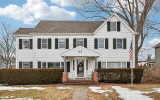 82 Vernon Ave, East Norwich, NY 11732