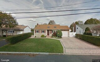 823 N Indiana Ave, Lindenhurst, NY 11757