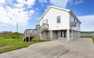 823 Venetian Blvd, Lindenhurst, NY 11757