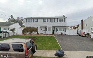 824 N Delaware Ave, Lindenhurst, NY 11757