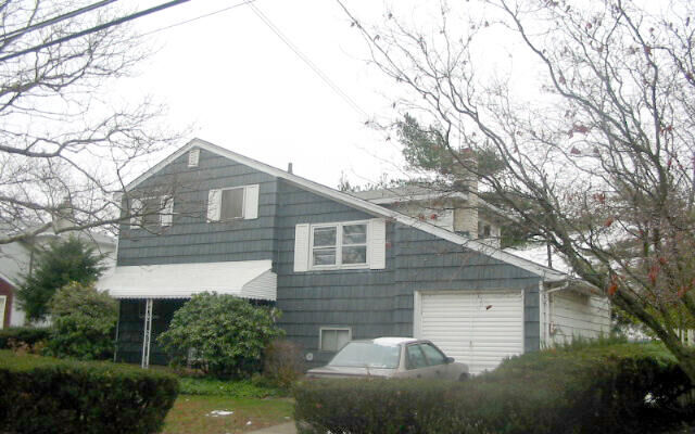 83 Ann Dr S, Freeport, NY 11520