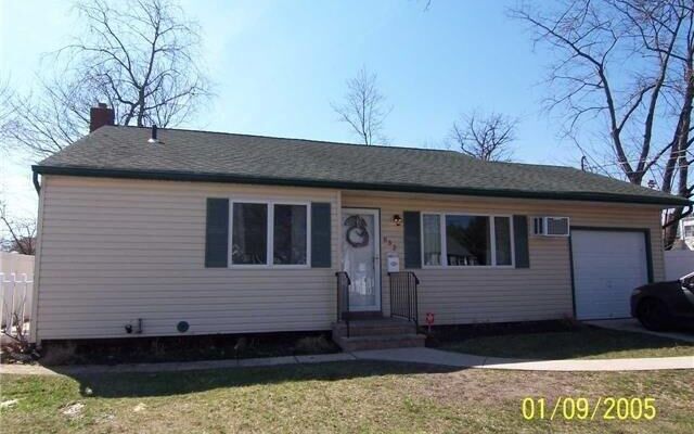 832 N Greene Ave, Lindenhurst, NY 11757
